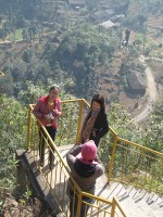 nguoi dan ong song sot trong rung soi nho an tuyet va chiec bat lua