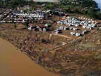 hy lap dong lu du cuon phang o to tren duong pho athens