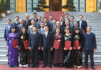 chu tich nuoc trao quyet dinh phong ham dai su cho can bo ngoai giao