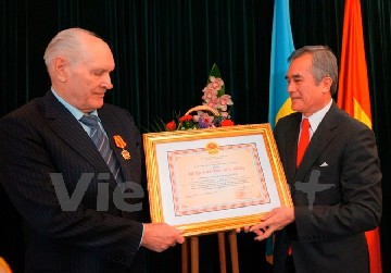 viet nam trao tang huan chuong huu nghi cho cong dan ukraine