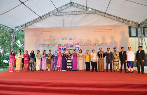 am thuc ket noi cong dong asean voi ban be quoc te