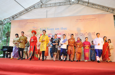 am thuc ket noi cong dong asean voi ban be quoc te