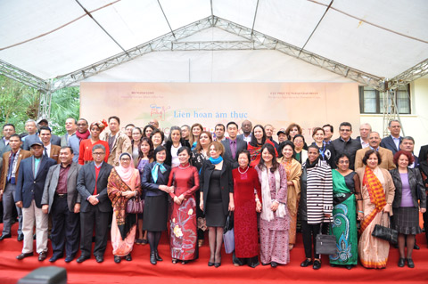 am thuc ket noi cong dong asean voi ban be quoc te