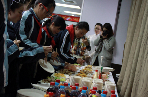 giao luu gioi thieu ve viet nam cho hoc sinh thuong hai