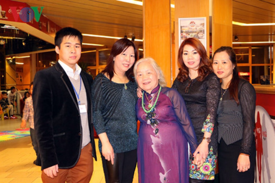 tet sum hop am ap cua ba con nguoi viet tai czech