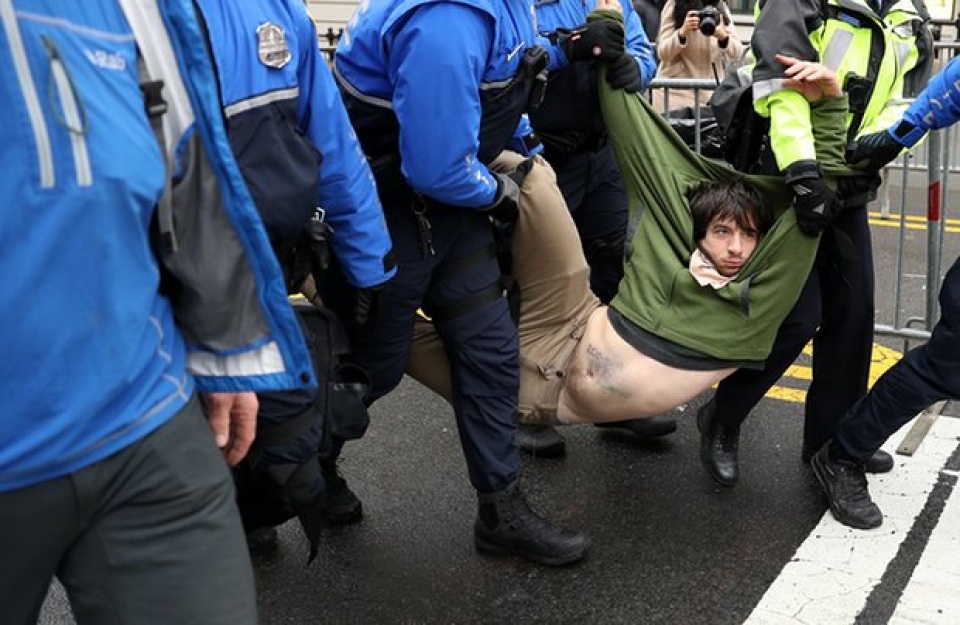 my nguoi bieu tinh phan doi ong trump dung do canh sat