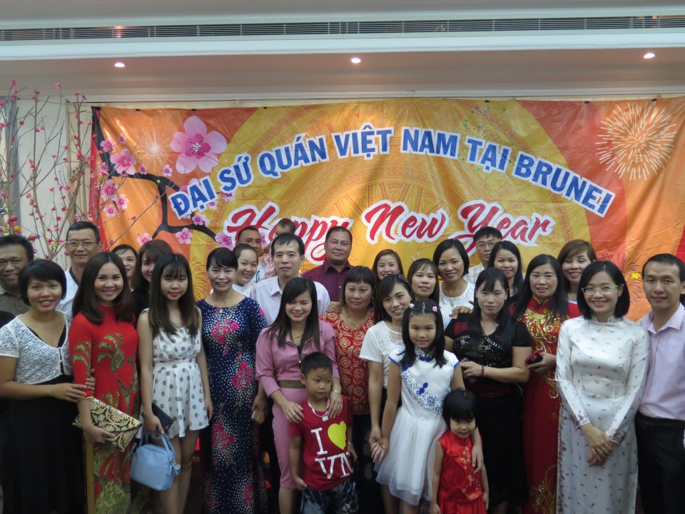 Cộng đồng người Việt tại Brunei tưng bừng đón Xuân Đinh Dậu cong dong nguoi viet tai brunei tung bung don xuan dinh dau