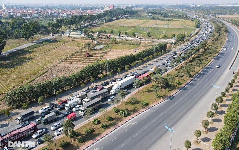 Các phương tiện di chuyển khó khăn do lượng người về quê nghỉ lễ dịp Tết Dương lịch tăng đột biến. (Nguồn: Dân Trí)