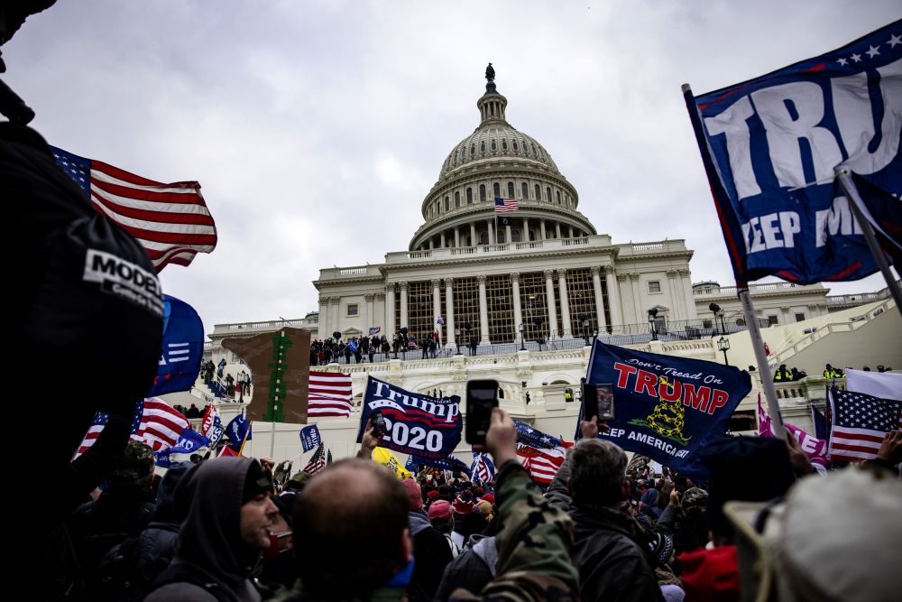 Những người ủng hộ Tổng thống Mỹ Donald Trump tập trung bên ngoài Điện Capitol vào ngày 6/1. (Nguồn: Getty Images)