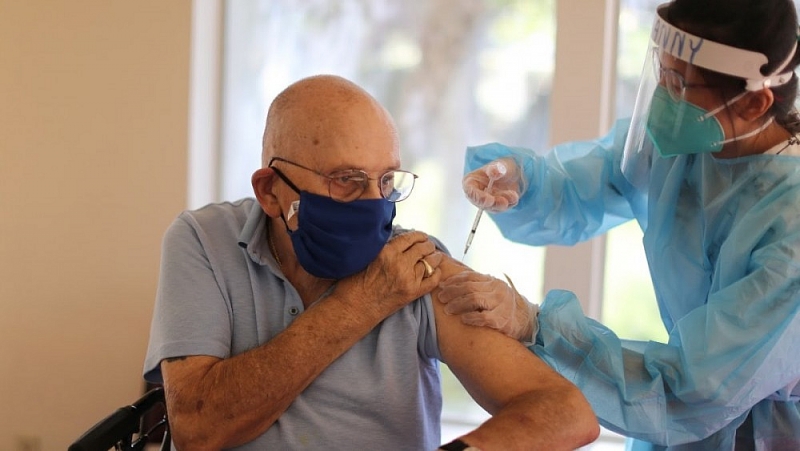 Trong lịch sử phát triển các loại vaccine, chúng ta chưa thấy bất kỳ xu hướng nào cho thấy những người cao tuổi dễ tử vong sau khi được tiêm chủng. (Reuters)
