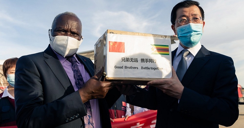 Bộ trưởng Chính quyền địa phương và Phúc lợi xã hội Zimbabwe July Moyo nhận một hộp thiết bị y tế từ Đại sứ Trung Quốc Guo Shaochun vào ngày 11/5/2020