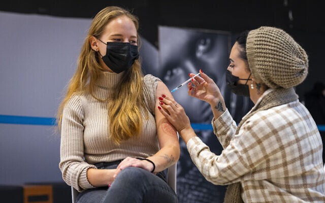 Hiệu quả của liều vaccine thứ tư lần đầu tiên được thử nghiệm các bệnh viện Israel