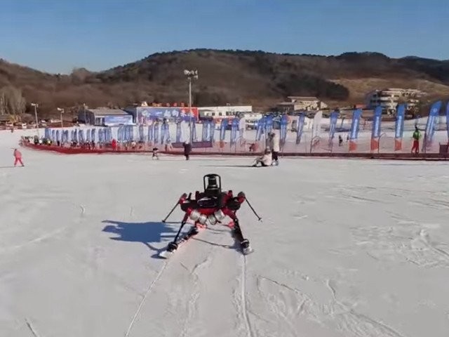 Các nhà nghiên cứu Trung Quốc vừa cho ra mắt một robot 6 chân có khả năng trượt tuyết như một vận động viên. (Nguồn: ECNS)