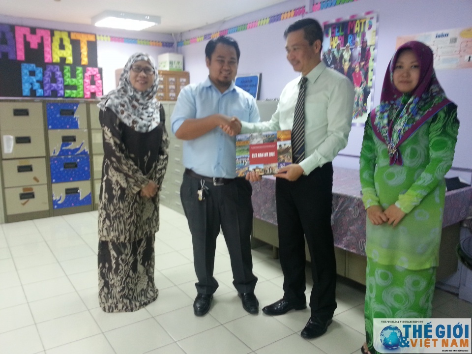 dsq viet nam tai brunei tang sach cho thu vien quoc gia