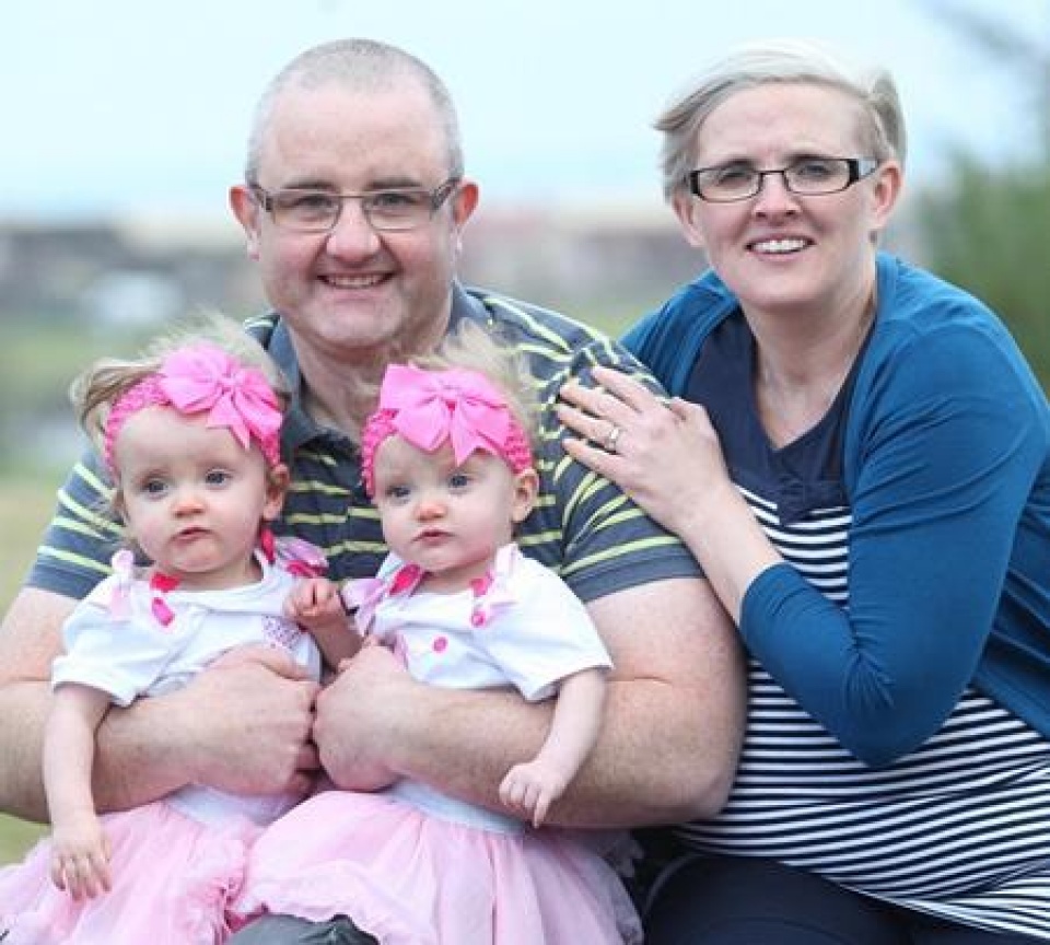 hy huu gia dinh co hai cap sinh doi trung ngay sinh