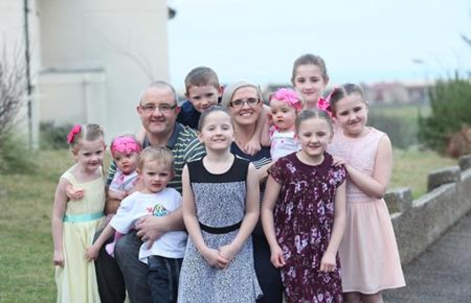 hy huu gia dinh co hai cap sinh doi trung ngay sinh