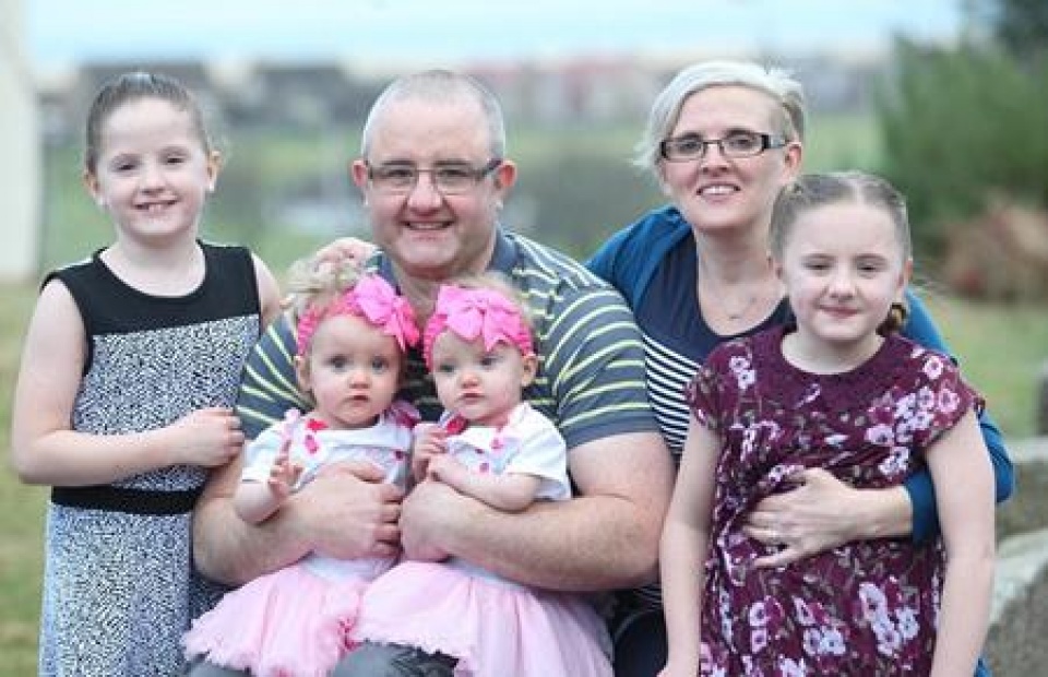 hy huu gia dinh co hai cap sinh doi trung ngay sinh