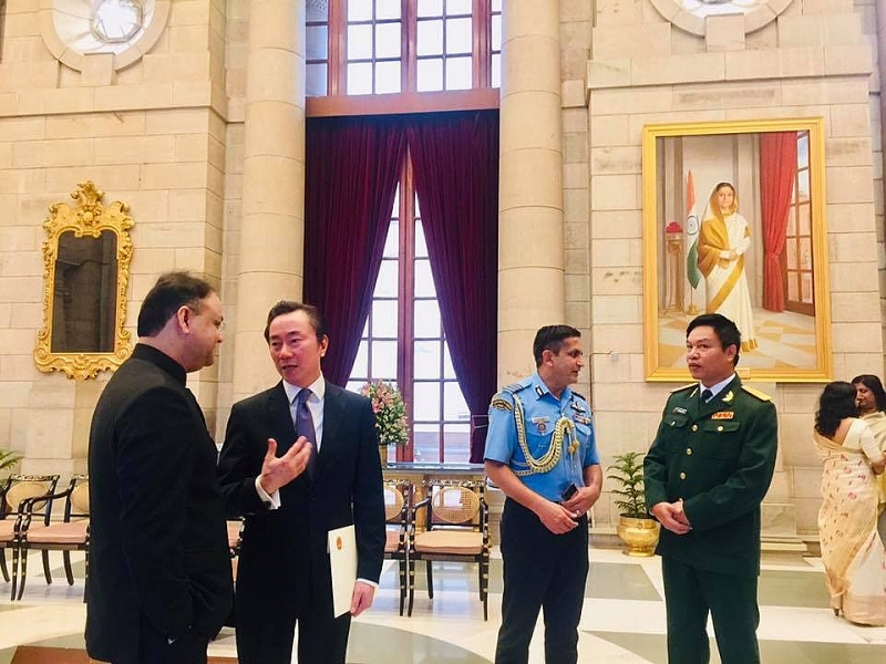 Đại sứ Phạm Sanh Châu nói chuyện với Vụ trưởng Lễ tân Bộ Ngoại giao Ấn Độ. (Nguồn: Fb Đại sứ)