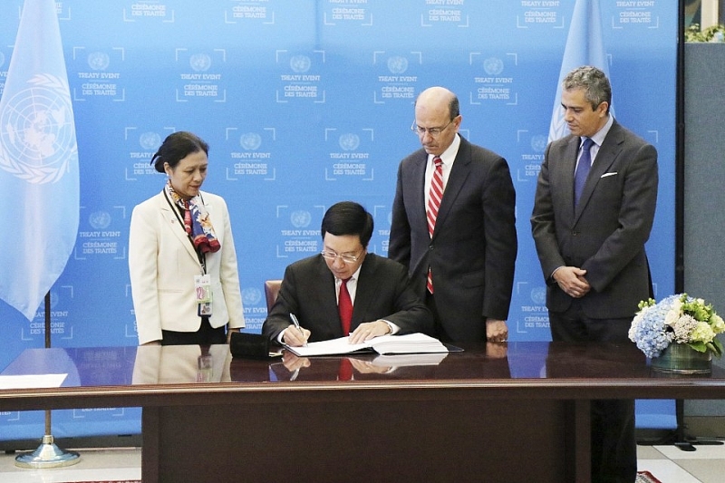 Phó Thủ tướng, Bộ trưởng Ngoại giao Phạm Bình Minh thừa uỷ quyền của Chủ tịch nước Trần Đại Quang ký Hiệp ước Cấm vũ khí hạt nhân tại Trụ sở Liên hợp quốc, New York, ngày 22/9/2017.