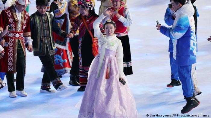 Cô gái mặc trang phục giống hanbok tại lễ khai mạc Olympic Bắc Kinh ngày 4/2 (Ảnh: AP)