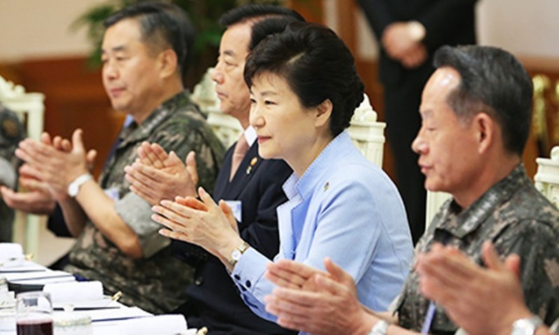 Tổng thống Hàn Quốc ra lệnh cho quân đội sẵn sàng chiến đấu tong thong han quoc ra lenh cho quan doi san sang chien dau