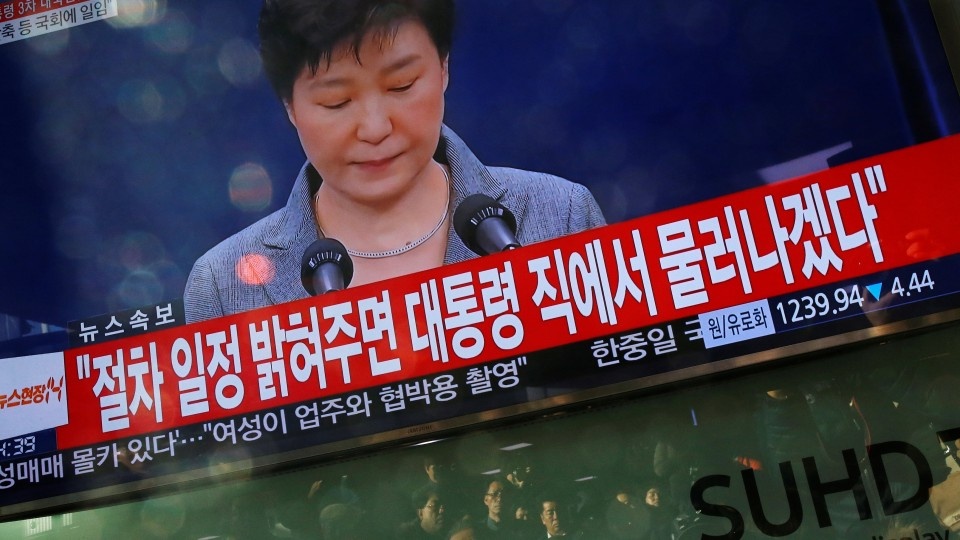 kinh te han quoc bien dong vi be boi chinh tri