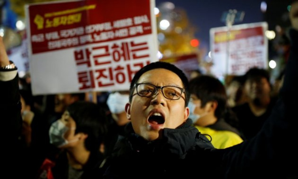 kinh te han quoc bien dong vi be boi chinh tri