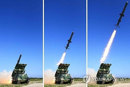 Những bức ảnh này được nhật báo Rodong Sinmun của Triều Tiên đăng ngày 9/6/2017 cho thấy vụ phóng tên lửa hành trình của Bình Nhưỡng. (Nguồn: Yonhap)