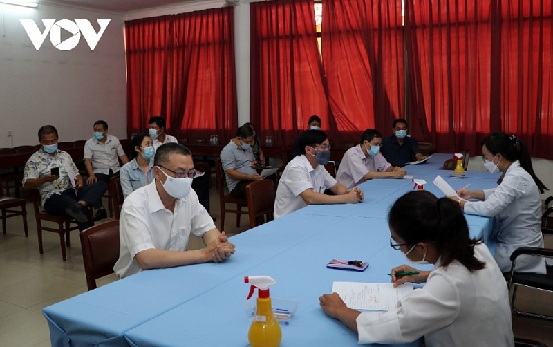Các cán bộ y tế Campuchia làm thủ tục tiêm phòng Vaccine Covid-19 cho đoàn Việt Nam. (Nguồn: VOV)