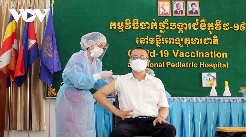 Đại sứ Vũ Quang Minh là người đầu tiên của đoàn Việt Nam tiêm Vaccine AstraZeneca. (Nguồn: VOV) Đại sứ Vũ Quang Minh là người đầu tiên của đoàn Việt Nam tiêm Vaccine AstraZeneca. (Nguồn: VOV)