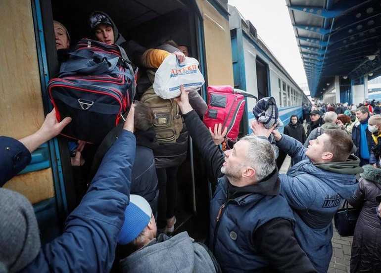 Ukraine đã di cư sang các nước láng giềng kể từ khi xung đột bùng nổ (Ảnh: Reuters).