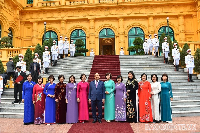 'Chủ tịch nước Nguyễn Xuân Phúc chụp ảnh kỷ niệm với các nữ Đại sứ tại Phủ Chủ tịch, ngày 14/12/2021. (Ảnh: Tuấn Anh)
