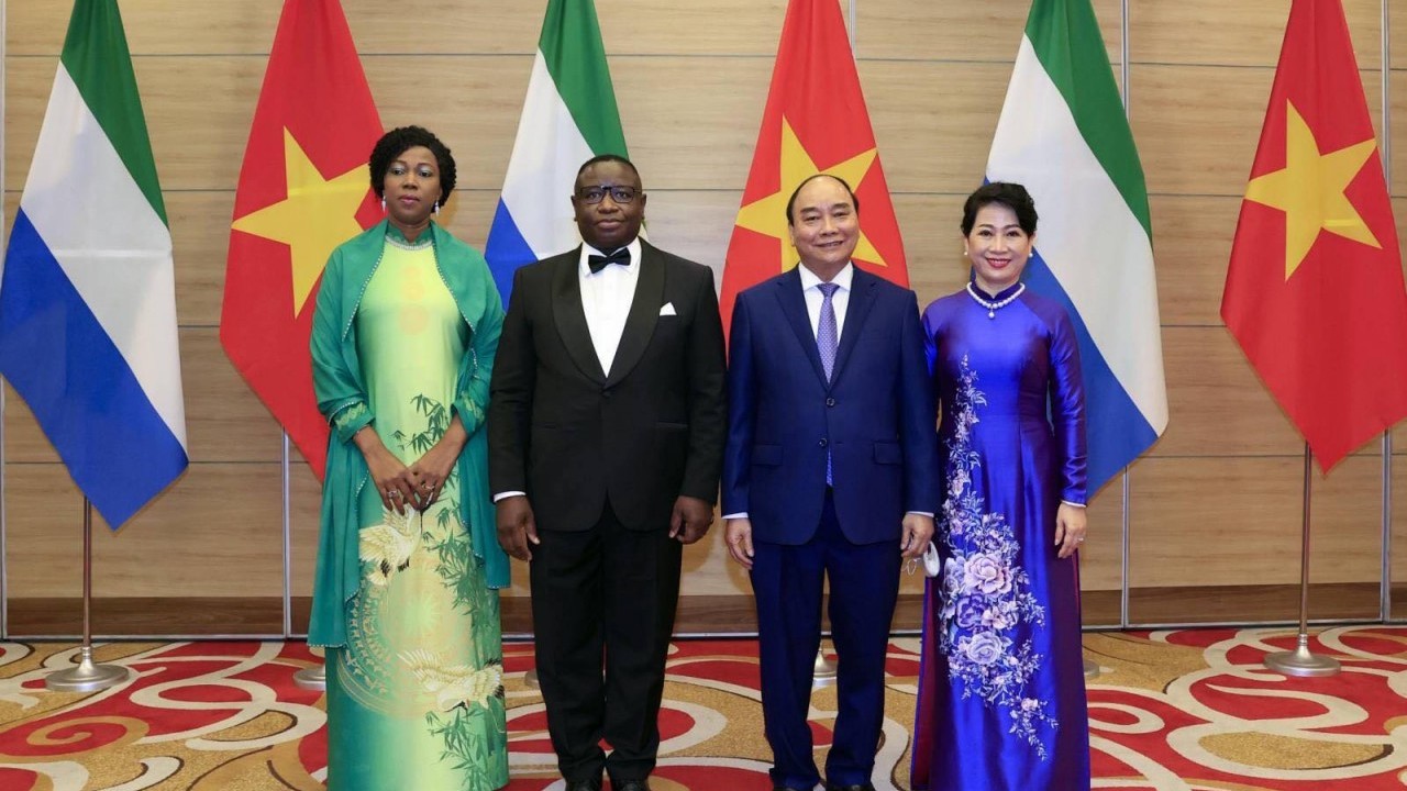 Thông điệp ý nghĩa trên tà áo dài của Đệ nhất phu nhân Sierra Leone