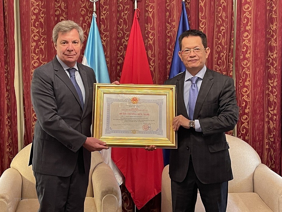 Ambassador Duong Quoc Thanh presented the Friendship Medal to Mr. Juan Carlos Valle Raleigh.  (Source: VNA)