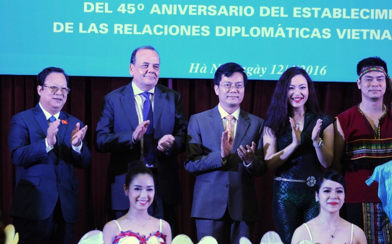 viet nam chile xa xoi dia ly gan gui tinh than