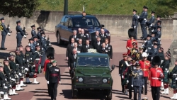 Nữ hoàng Anh xúc động tiễn biệt Hoàng thân Philip trong lễ tang