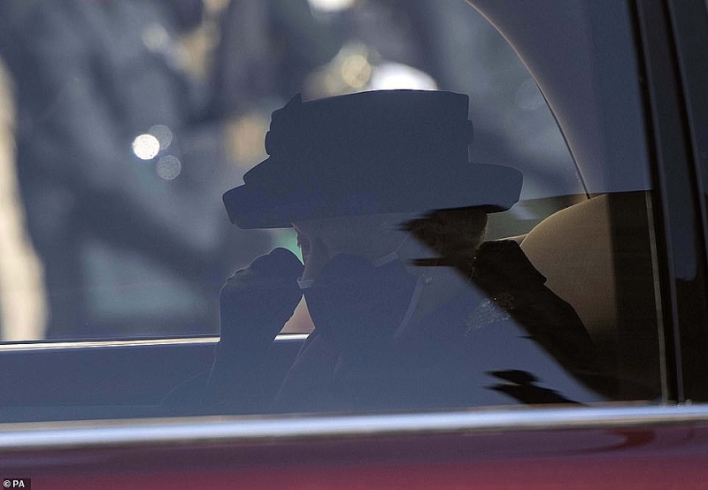 Nữ hoàng Anh xúc động tiễn biệt Hoàng thân Philip trong lễ tang