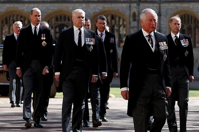 Thái tử Charles và các thành viên trong gia đình Hoàng gia Anh đi theo xe tang Hoàng thân Philip.