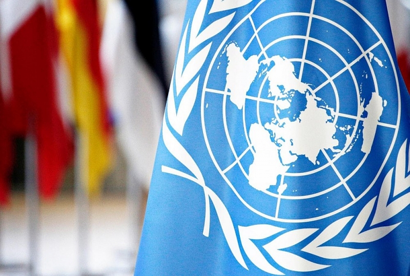 Cờ của Liên hợp quốc có thể được treo bên phải hoặc bên trái một lá cờ khác nhưng không vì thế được coi lá cờ kia có vị trí cao hơn cờ của Liên hợp quốc.