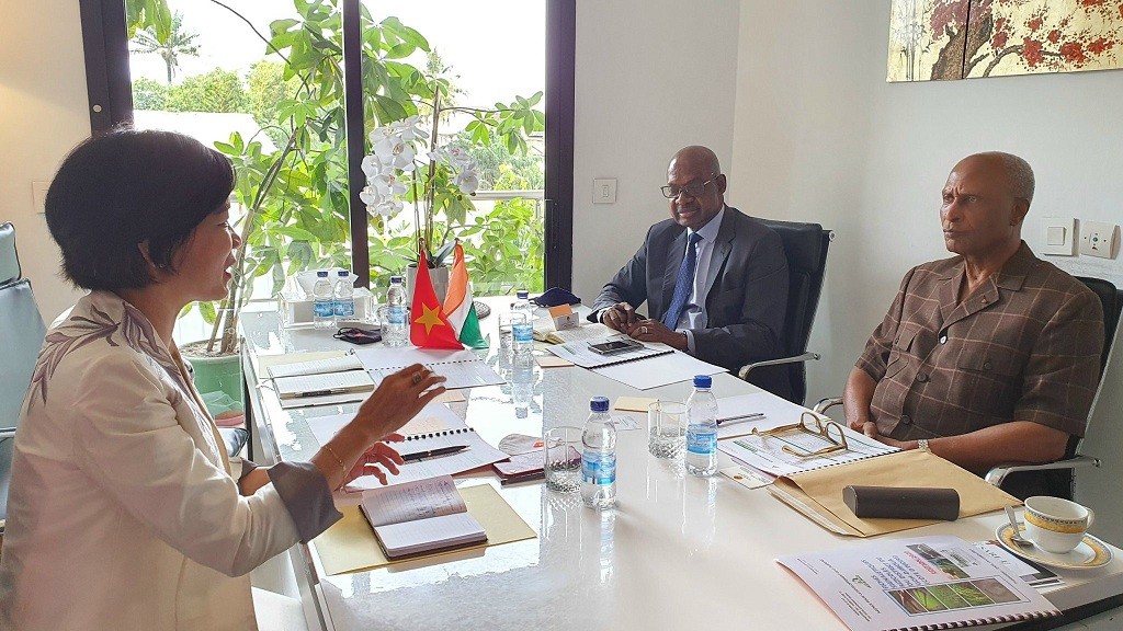 Thúc đẩy mạnh mẽ quan hệ hữu nghị và hợp tác nhiều mặt Việt Nam-Bờ Biển Ngà Thúc đẩy mạnh mẽ quan hệ hữu nghị và hợp tác nhiều mặt Việt Nam-Bờ Biển Ngà