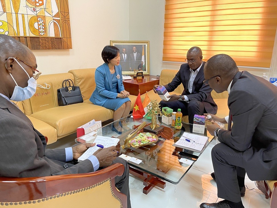 Thúc đẩy mạnh mẽ quan hệ hữu nghị và hợp tác nhiều mặt Việt Nam-Bờ Biển Ngà Thúc đẩy mạnh mẽ quan hệ hữu nghị và hợp tác nhiều mặt Việt Nam-Bờ Biển Ngà