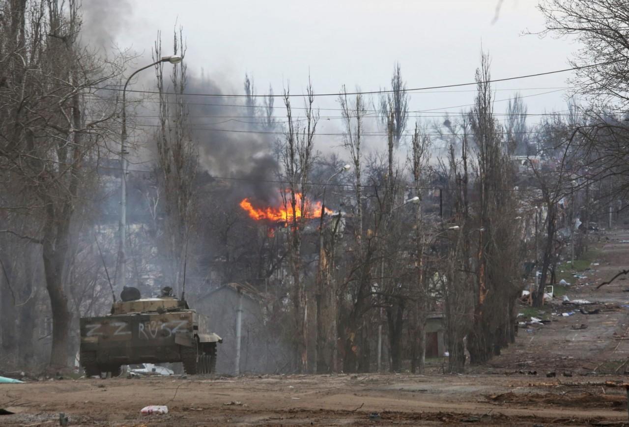 Một chiếc xe bọc thép của lực lượng thân Nga trên đường phố ở Mariupol, ngày 11/4. (Nguồn: Reuters)