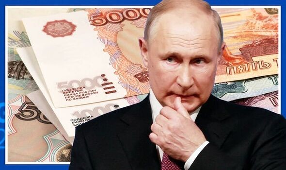 Đồng Ruble Nga 'lội ngược dòng’ sau những đòn trừng phạt như vũ bão