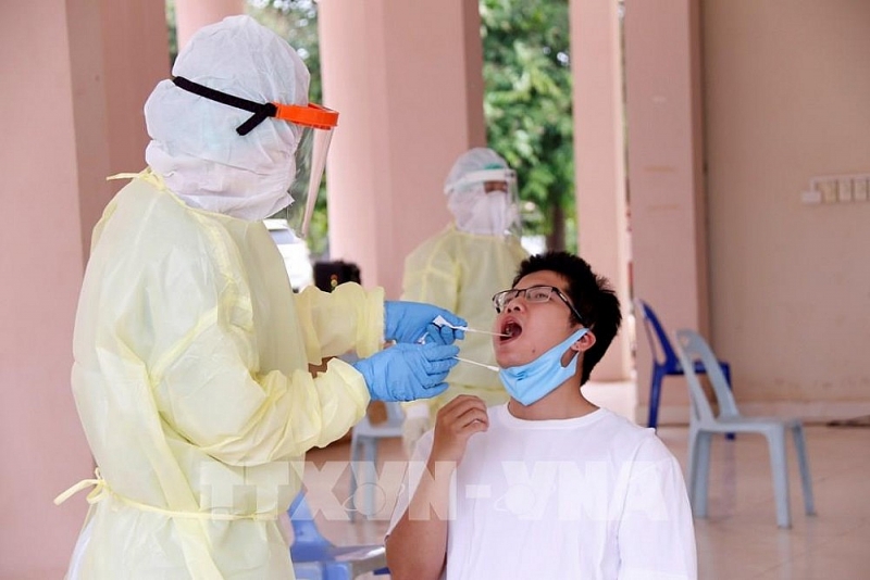 Bác sĩ Lào đang lấy mẫu xét nghiệm cho một sinh viên Việt Nam tại Ký túc xá sinh viên Việt Nam ở thủ đô Vientiane. (Nguồn: TTXVN)