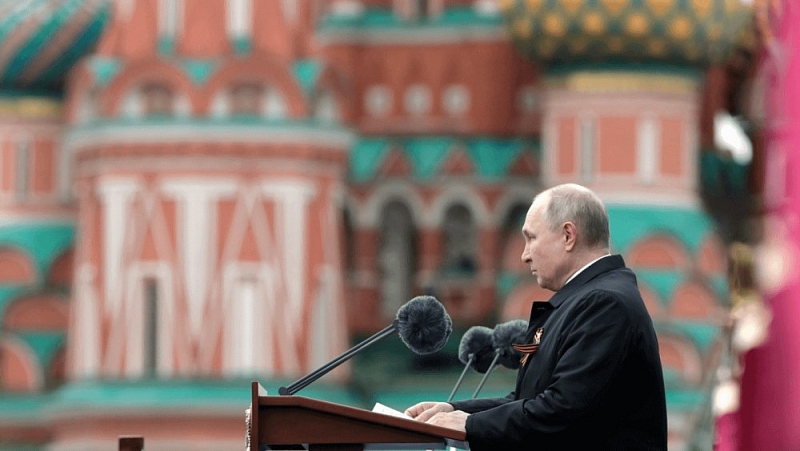 Tổng thống Nga Vladimir Putin phát biểu tại lễ duyệt binh Ngày Chiến thắng tại Quảng trường Đỏ ở Moscow, Nga, ngày 9/5, nhân kỷ niệm 76 năm ngày chiến thắng phát xít, kết thúc Thế chiến II. (Nguồn: AP)