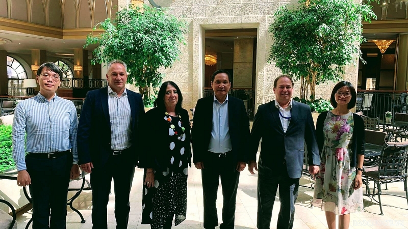 Đại sứ Việt Nam tại Israel Đỗ Minh Hùng đã gặp làm việc với Cục trưởng Lãnh sự Eyal Siso. (Nguồn: ĐSQ VN tại Israel) Đại sứ Việt Nam tại Israel Đỗ Minh Hùng đã gặp làm việc với Cục trưởng Lãnh sự Eyal Siso. (Nguồn: ĐSQ VN tại Israel)