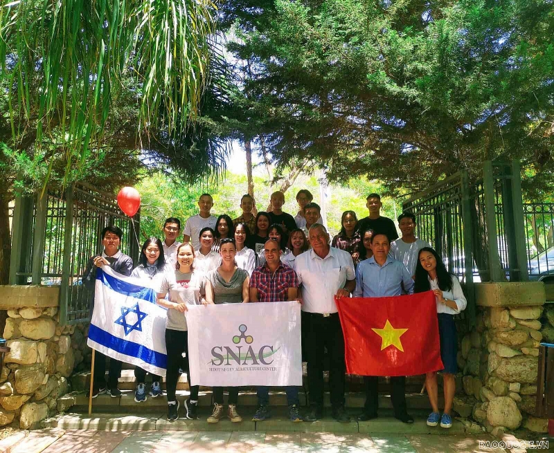 Đại sứ Đỗ Minh Hùng cùng Ban lãnh đạo và các sinh viên Việt Nam đang theo học tại Trung tâm đào tạo nông nghiệp Sderod gần Dải Gaza. (Nguồn: ĐSQ VN tại Israel)