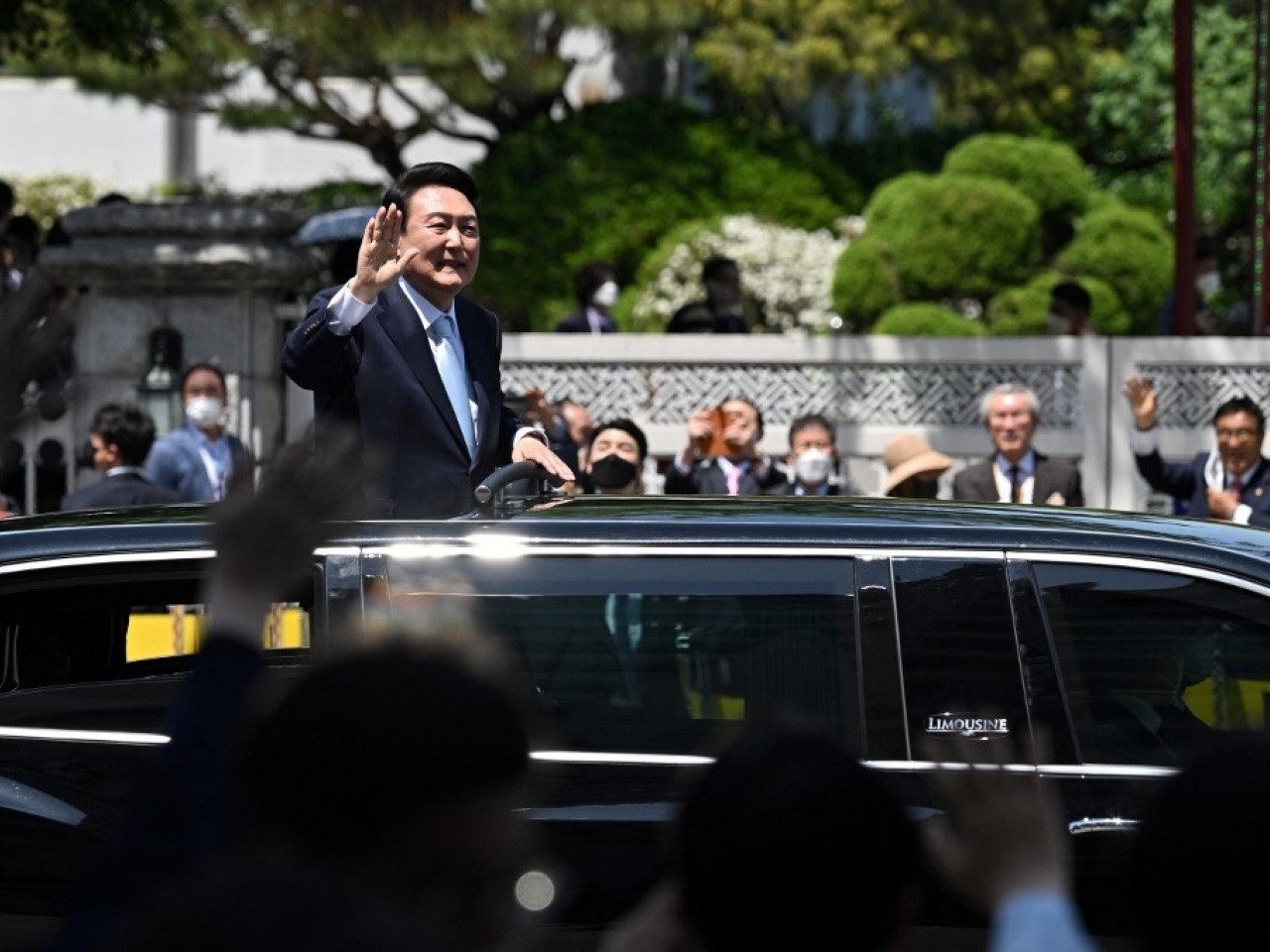 Những người ủng hộ cổ vũ khi Tổng thống Hàn Quốc Yoon Suk-yeol vẫy tay chào từ xe của ông sau lễ nhậm chức tại Quốc hội ở Seoul. (Nguồn: AFP)