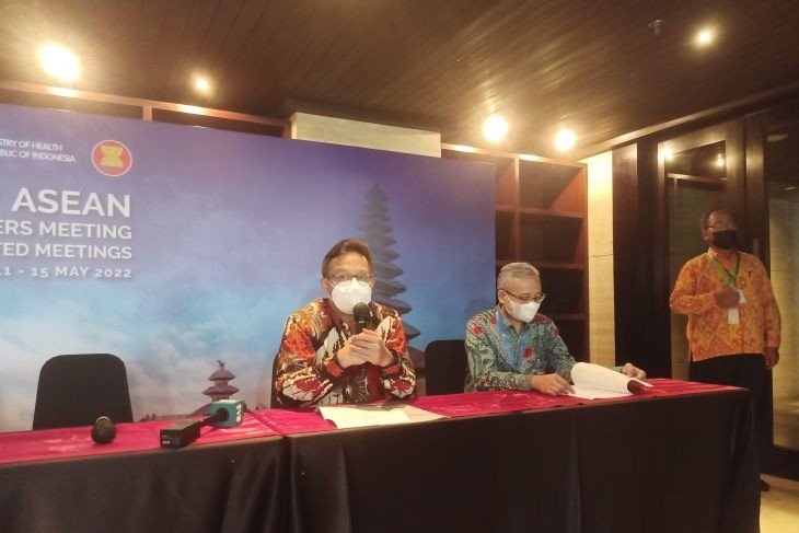 Bộ trưởng Y tế Indonesia Budi Gunadi Sadikin đưa ra một tuyên bố báo chí sau khi chủ trì Hội nghị Bộ trưởng Y tế ASEAN lần thứ 15 tại Nusa Dua, Bali, vào ngày 14/5. (Nguồn: Antara)