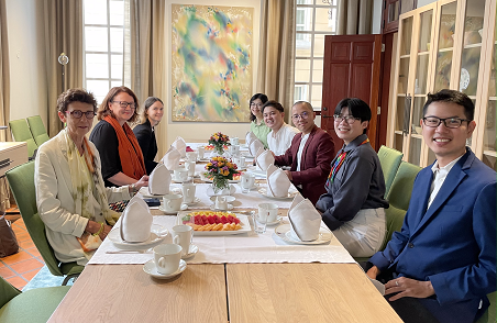 Đại sứ Na Uy Grete Lochen, Quốc vụ khanh Na UY (khăn da cam) và đại diện của cộng đồng LGBTI tại Việt Nam. 